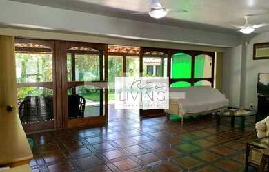 Imagem: A casa em condomínio possui 4 Dormitórios, 5 Banheiros e 300m²