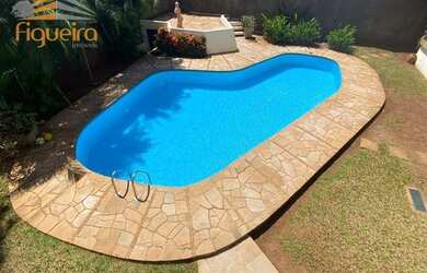 Imagem: A casa possui 4 Dormitórios, 1 Banheiro, 5 Vagas na garagem