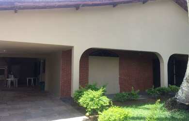 Imagem: A casa possui 4 Dormitórios, 3 Banheiros, 5 Vagas na garagem