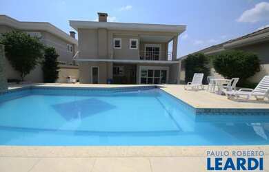 Imagem: A casa em condomínio possui 4 Dormitórios, 5 Banheiros, 4