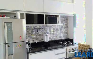 Imagem: O apartamento possui 2 Dormitórios, 1 Banheiro, 1 Vaga na garagem