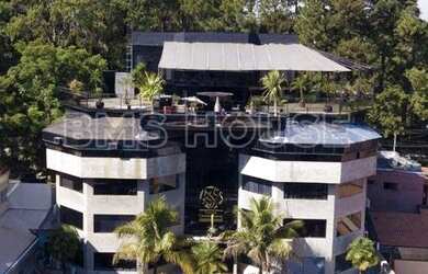 Imagem: O depósito possui 5 Vagas na garagem, 141m² de Área e está