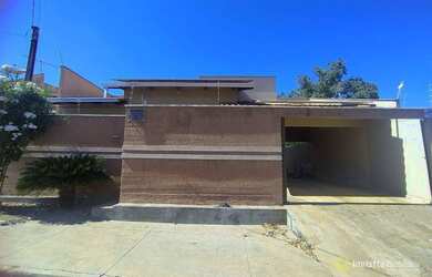 Imagem: A casa possui 3 Dormitórios, 1 Banheiro, 2 Vagas na garagem