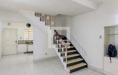 Imagem: A casa possui 3 Dormitórios, 2 Banheiros, 2 Vagas na garagem