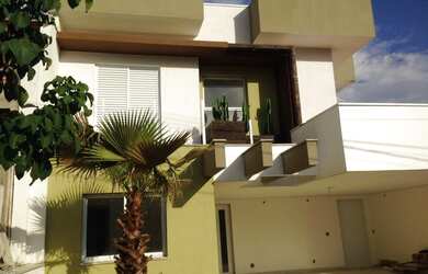 Imagem: A casa em condomínio possui 4 Dormitórios, 5 Banheiros, 4