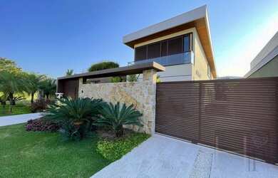 Imagem: A casa em condomínio possui 5 Dormitórios, 5 Banheiros, 5