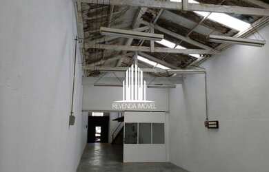 Imagem: O depósito possui 2 Vagas na garagem, 200m² de Área e está