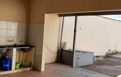 Imagem: A casa possui 2 Dormitórios, 2 Banheiros, 2 Vagas na garagem