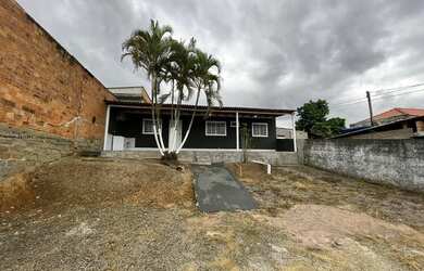 Imagem: A casa possui 2 Dormitórios, 1 Banheiro, 5 Vagas na garagem