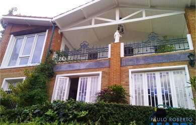 Imagem: A casa possui 3 Dormitórios, 4 Banheiros, 2 Vagas na garagem