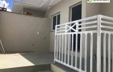 Imagem: A casa possui 3 Dormitórios, 1 Banheiro, 2 Vagas na garagem