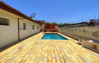 Imagem: A casa possui 3 Dormitórios, 3 Banheiros, 5 Vagas na garagem