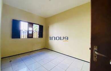 Imagem: A casa possui 3 Dormitórios, 1 Banheiro, 2 Vagas na garagem