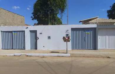 Imagem: A casa possui 3 Dormitórios, 2 Banheiros, 250m² de Área e