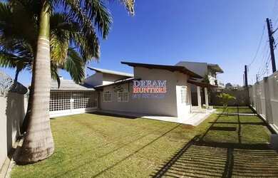 Imagem: A casa possui 3 Dormitórios, 3 Banheiros, 2 Vagas na garagem