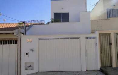 Imagem: A casa possui 3 Dormitórios, 2 Banheiros, 2 Vagas na garagem