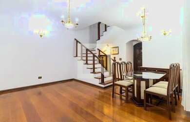 Imagem: A casa possui 3 Dormitórios, 4 Banheiros, 5 Vagas na garagem