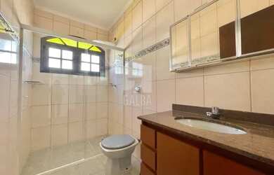 Imagem: A casa possui 3 Dormitórios, 5 Banheiros, 5 Vagas na garagem