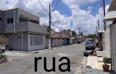 Imagem: A casa possui 3 Dormitórios, 1 Banheiro, 2 Vagas na garagem