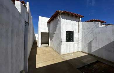 Imagem: A casa possui 3 Dormitórios, 1 Banheiro, 2 Vagas na garagem