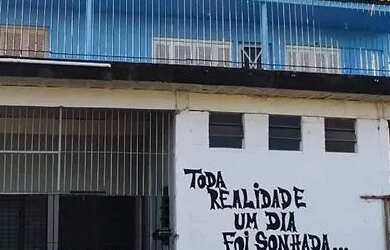 Imagem: A casa possui 4 Dormitórios, 3 Banheiros e 3 Vagas na garagem
