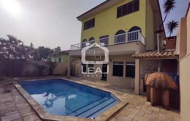 Imagem: A casa possui 4 Dormitórios, 1 Banheiro, 5 Vagas na garagem