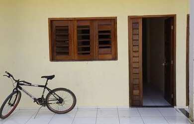 Imagem: A casa possui 2 Dormitórios, 2 Banheiros, 1 Vaga na garagem