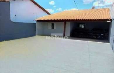 Imagem: A casa possui 2 Dormitórios, 1 Banheiro, 4 Vagas na garagem