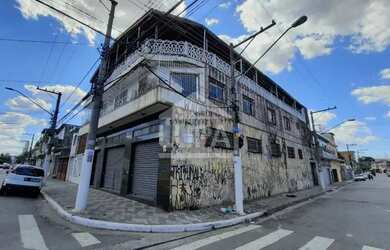 Imagem: O depósito possui 2 Vagas na garagem, 900m² de Área e está