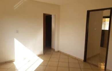 Imagem: A casa possui 2 Dormitórios, 2 Banheiros, 1 Vaga na garagem