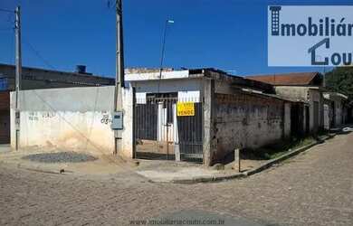 Imagem: A casa possui 3 Dormitórios, 2 Banheiros, 2 Vagas na garagem