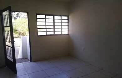 Imagem: A casa possui 2 Dormitórios, 2 Banheiros, 1 Vaga na garagem