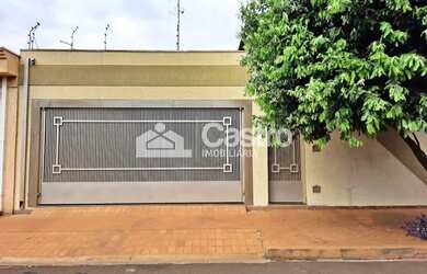 Imagem: A casa possui 3 Dormitórios, 4 Banheiros, 2 Vagas na garagem