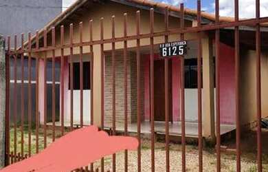 Imagem: A casa possui 2 Dormitórios, 1 Banheiro, 2 Vagas na garagem