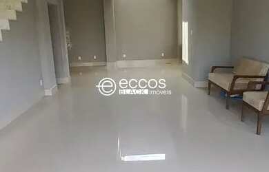 Imagem: A casa possui 2 Dormitórios, 3 Banheiros, 2 Vagas na garagem