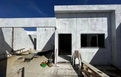 Imagem: A casa possui 3 Dormitórios, 2 Banheiros, 2 Vagas na garagem