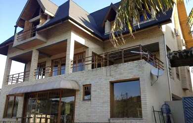 Imagem: A casa em condomínio possui 5 Dormitórios, 5 Banheiros, 5