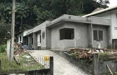 Imagem: A casa possui 5 Dormitórios, 3 Banheiros e 2 Vagas na garagem