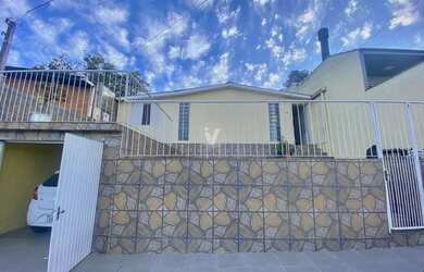 Imagem: A casa possui 4 Dormitórios, 2 Banheiros, 1 Vaga na garagem