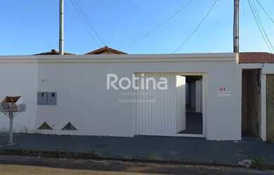 Imagem: A casa possui 2 Dormitórios, 1 Banheiro, 2 Vagas na garagem