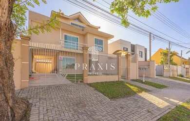 Imagem: A casa possui 3 Dormitórios, 3 Banheiros, 3 Vagas na garagem