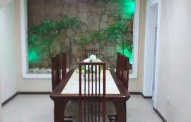 Imagem: A casa em condomínio possui 5 Dormitórios, 3 Banheiros, 2