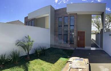 Imagem: A casa possui 3 Dormitórios, 2 Banheiros, 2 Vagas na garagem