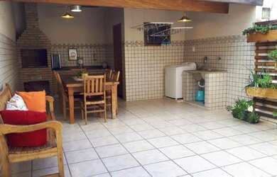 Imagem: A casa possui 3 Dormitórios, 3 Banheiros, 2 Vagas na garagem