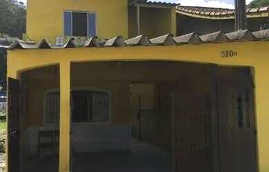 Imagem: A casa possui 3 Dormitórios, 3 Banheiros, 2 Vagas na garagem