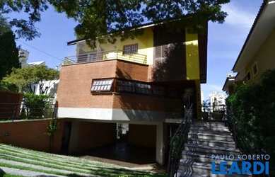 Imagem: A casa possui 4 Dormitórios, 5 Banheiros, 3 Vagas na garagem