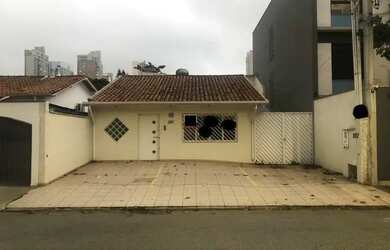 Imagem: A casa possui 1 Dormitório, 4 Banheiros, 5 Vagas na garagem