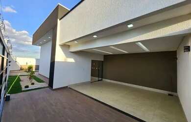 Imagem: A casa possui 3 Dormitórios, 3 Banheiros, 4 Vagas na garagem