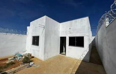 Imagem: A casa possui 3 Dormitórios, 2 Banheiros, 2 Vagas na garagem