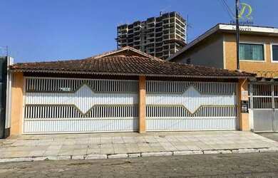 Imagem: A casa possui 4 Dormitórios, 3 Banheiros, 4 Vagas na garagem